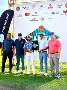 El golfista profesional Juan José Guerra, premiado por Hiram Silfa, Luis José Placeres, Antonio Ramis y Tomás Mercedes.