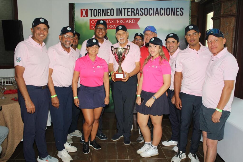 Luis José Placeres, director de Fedogolf, entrega la copa a los campeones de Sagolf.